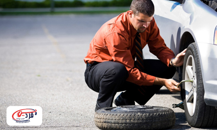 رعایت ایمنی هنگام تعویض لاستیک پنچر